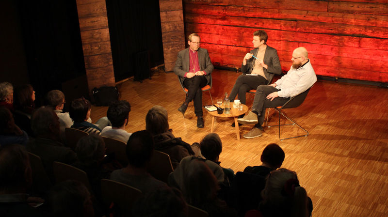 Salen var fullsett då biskopen og astrofysikaren diskuterte tru og vitskap