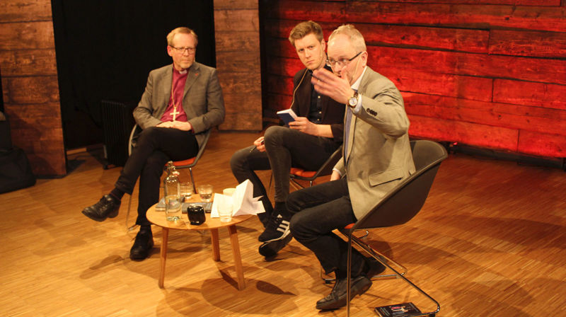 Det var stort engasjement då filosof Henrik Syse og biskop Halvor Nordhaug møttest til samtale saman med moderator Håvard Nyhus. Foto: Jens Z. Meyer
