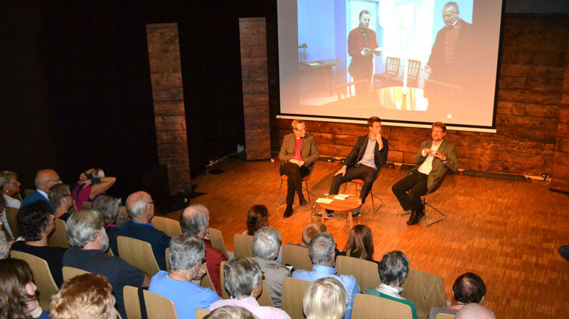Eit fullsett lokale fekk høyra samtale mellom Jørn Øyrehagen Sunde og Halvor Nordhaug på Litteraturhuset. Foto: Jens Z. Meyer