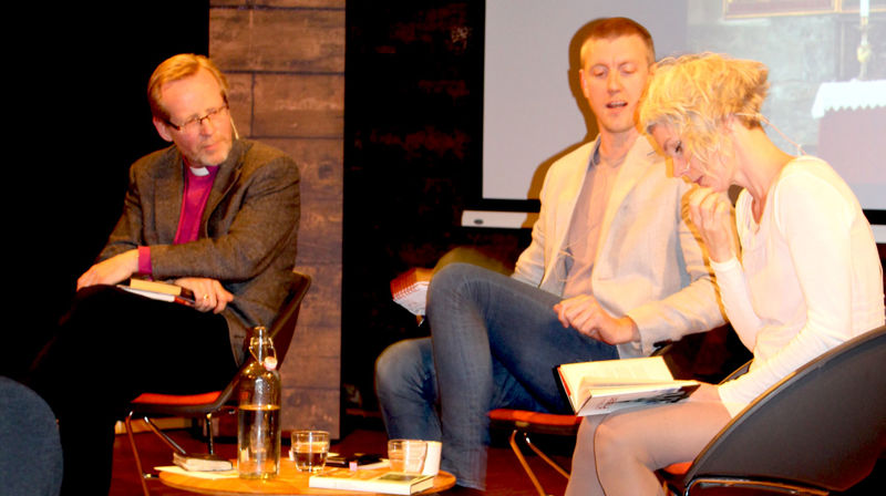 Forfattar Hanne Ørstavik las frå boka si "Presten" i samtalen med biskop Halvor Nordhaug og Håvard Nyhus. Foto: Elizabeth Bovoli