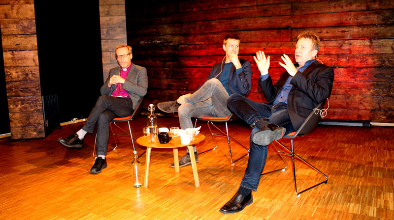 Redaktør Vebjørn Selbekk var gjest hos biskop Halvor Nordhaug og Håvard Nyhus. Foto: Eli Beate P. Nilsen