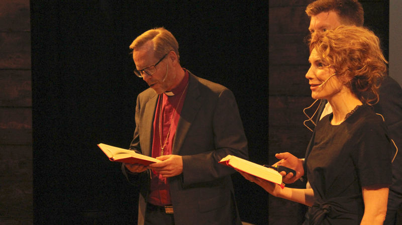 Samtalen om kyrkja og kulturen vart avslutta med at alle song alle versa "No livnar det i lundar." Foto: Jens Z. Meyer