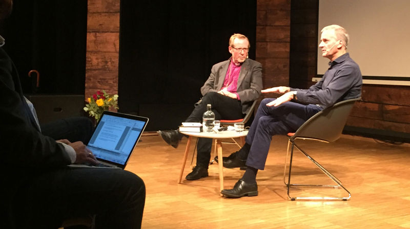 Jonas Gahr Støre og biskop Halvor Nordhaug møttest første gong då Støre var student i Paris og Nordhaug var studentprest i Europa. På Litteraturhuset fortsette dei samtalen. Foto. Eli Beate Presthus Nilsen.