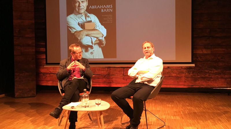 Skodespelar Svein Tindberg har hatt fleire framsyningar med utgangspunkt i Bibelen. I samtale med biskop Halvor Nordhaug fortalde han noko om kva dette har gjort med hans eiga tru. Foto: Ragna Sofie Grung Moe