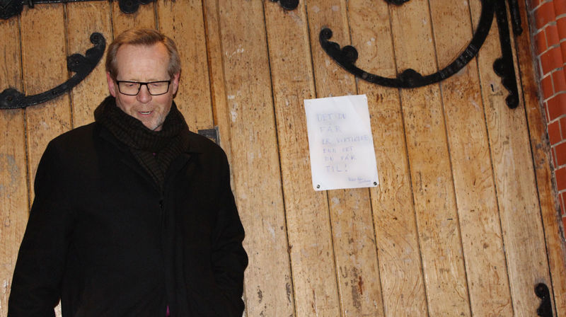 Biskopen lanserte den første tesa i prosjektet "Teser i tiden" på døra til Johanneskirken: Det du får, er viktigere enn det du får til