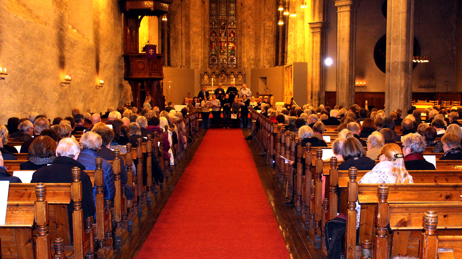 Søndagens program i Reformasjonsbyen blir prega av fleire gudstenester, vandring, debatt og jazzkonsert. Foto frå Salmefest i domkirken fredag.