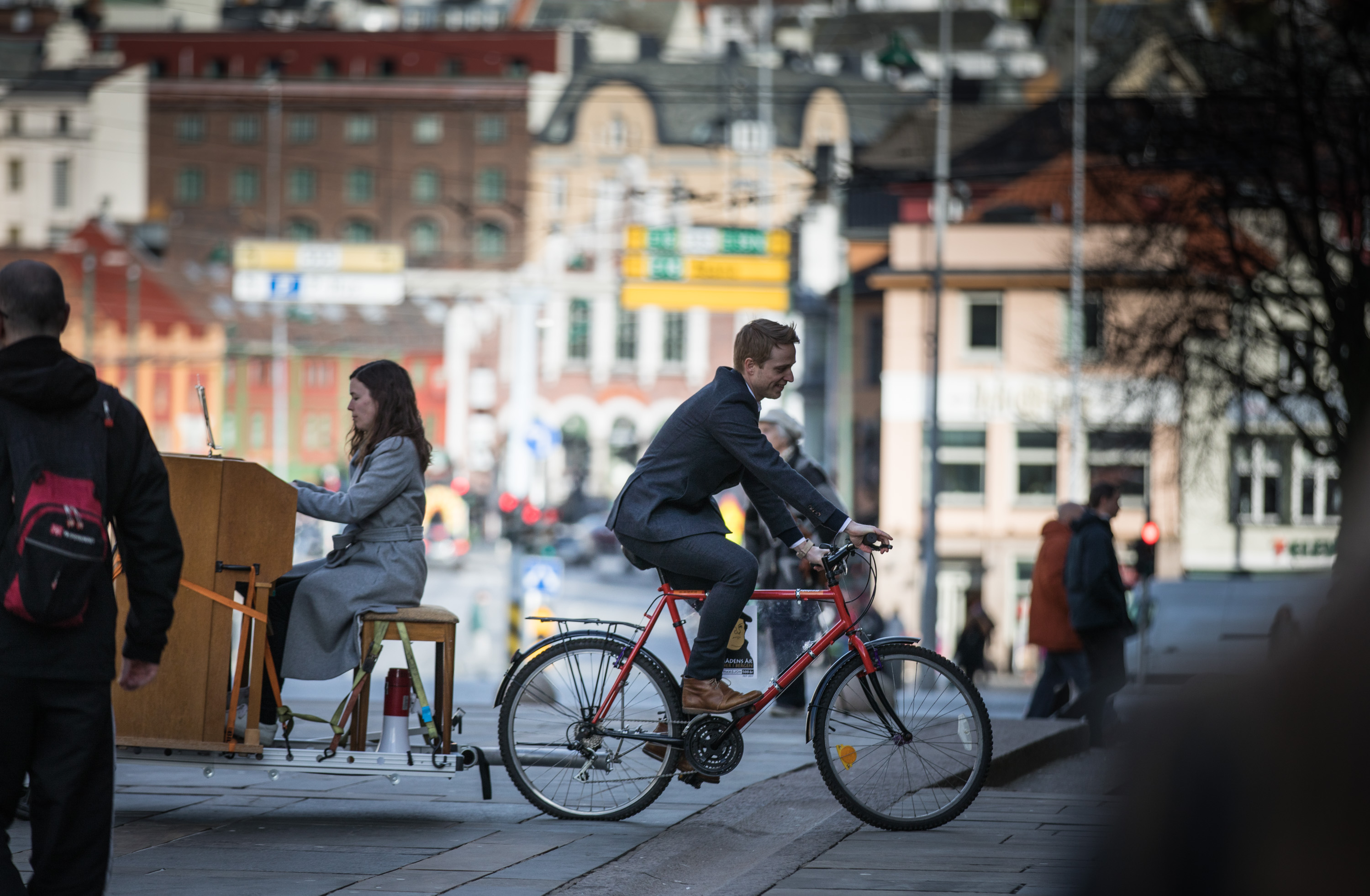 Domkantor Kjetil Almenning og kantor i Etne, Solveig Sørheim trør i gang AllSalmeSangen på Torgalmenningen, eit av dei mange populære innslaga som er omtalt i rapporten. Foto:Magnus Skrede