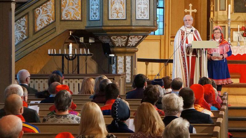 Biskop em. Per Oskar Kjølås kjem til Bergen for å halda samisk gudsteneste. Her er han med i ei gudsteneste ved Samisk kyrjeråd si 20-års markering. Foto: Kirkeaktuelt