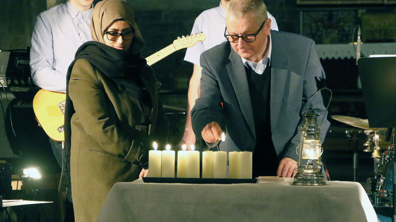 Lystenning under arrangementet "Sammen for fred" i Mariakirken i 2017. I år blir arrangementet i Johanneskirken. Foto: Claus Arne Wilhelmsen