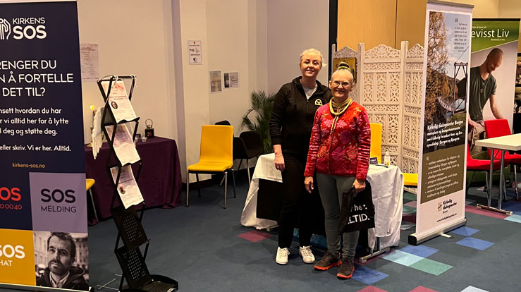 Ida Marie Brandmo (t.v.) og Greta Gramstad er klar for å ta imot besøkande på stand på Alternativmessen.