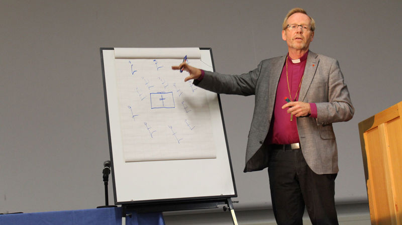 Biskopen teiknar ordet og bordet i sentrum