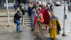 Sunnivaskrinet frå Selja på veg til Kristkyrkjetomta i Bergen der originalen stod i over 350 år frå 1170.