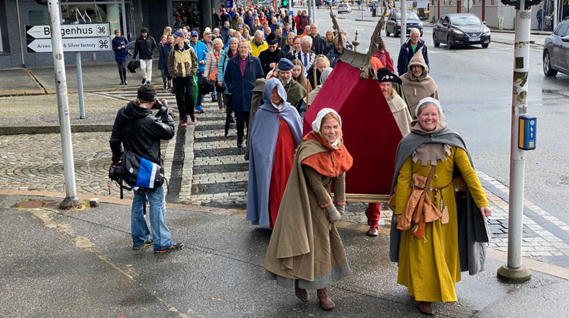 Sunnivaskrinet frå Selja på veg til Kristkyrkjetomta i Bergen der originalen stod i over 350 år frå 1170.