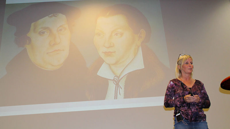 Kristin Fjelde Tjelle skal snakka om "Frå misjonskvinner til kvinneprestar". Biletet er frå Stiftsmøtet i Ulvik.