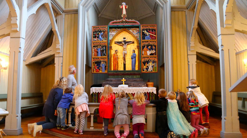 Korleis vi kan oppdaga kyrkjerommet med alle sansar er eit av innslaga på fagdagane. Her er det born frå Solsikka barneklubb som studerer altertavla i Årdal kyrkje. Foto: Hanne Stedje