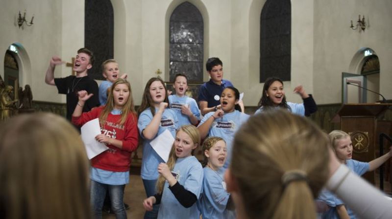Desse borna har overnatta i Herdla kyrkje i samband med "Lys Vaken", eit landsdekkjande trusopplæringstiltak for 11.-åringar. Foto: Marit Hommedal