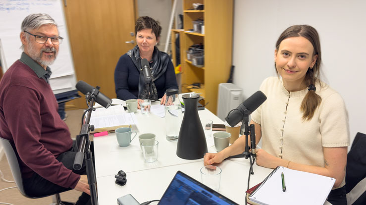 Benedicte og biskopen har hatt besøk av Tore Skjæveland, kyrkjefagsjef i Bjørgvin bispedøme, for å snakka om gudstenesta.