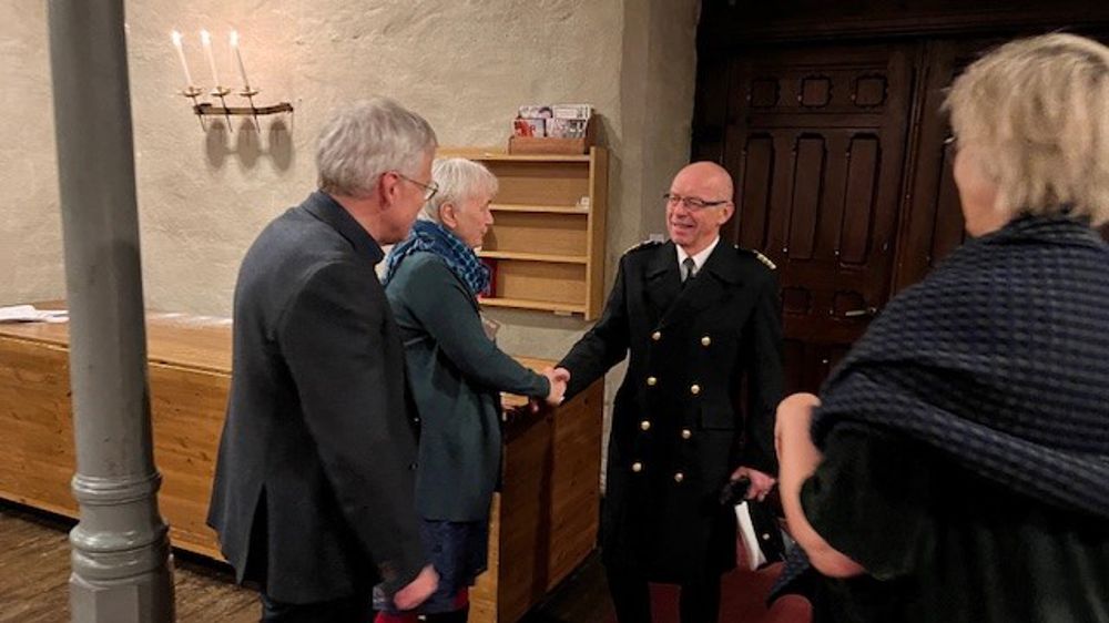 Leiar og nestleiar i bispedømerådet ønskjer velkomen i døra - her kommandant Eirik Bøe ved Bergenhus festning