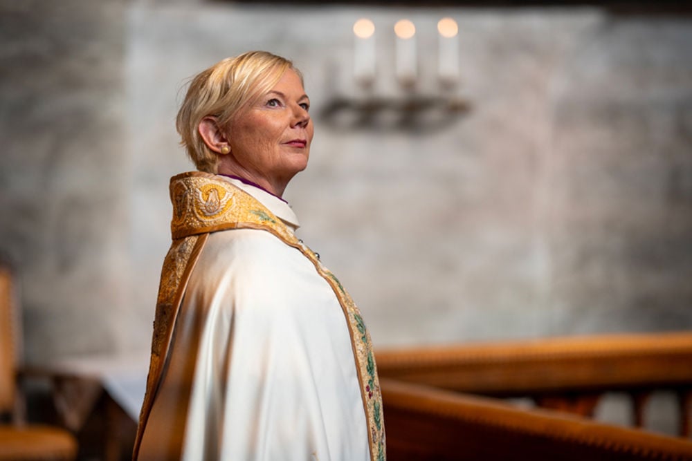 Biskop Ragnhild med ny bispekåpe. Foto Gyrid Cecilie Nygaard
