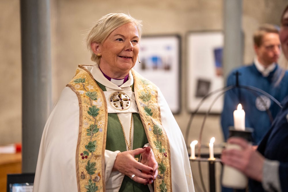Biskop Ragnhild med ny bispekåpe. Foto Gyrid Cecilie Nygaard