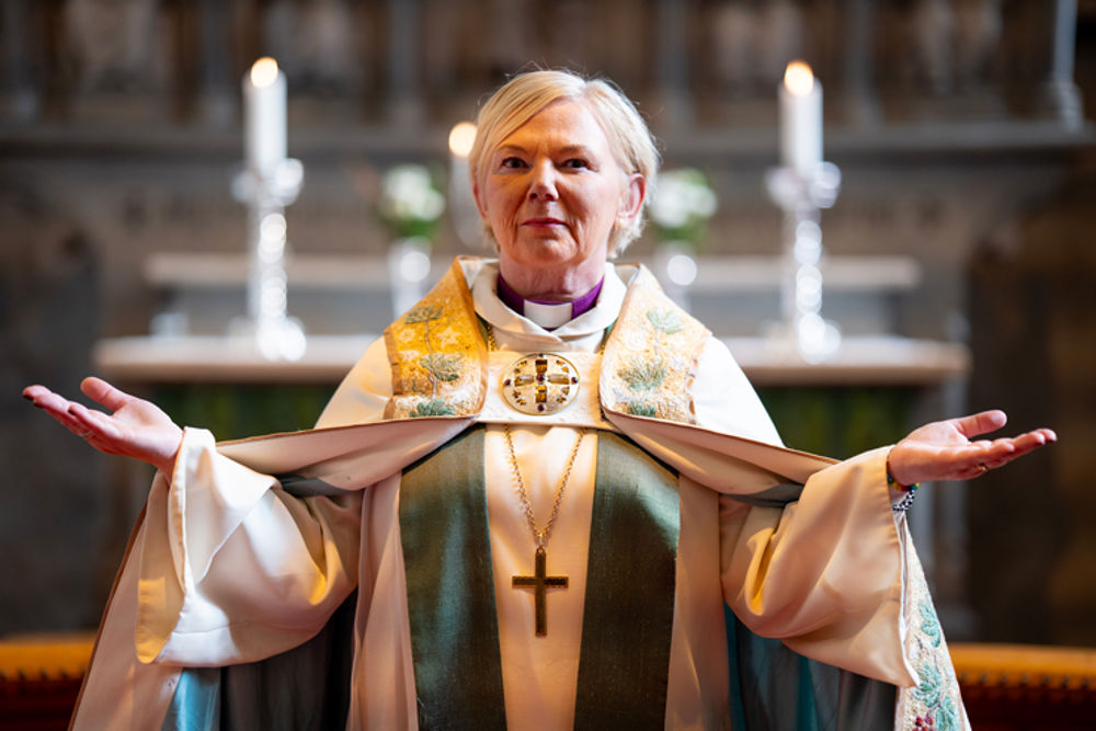 Biskop Ragnhild framfor altaret. Foto Gyrid Cecilie Nygaard