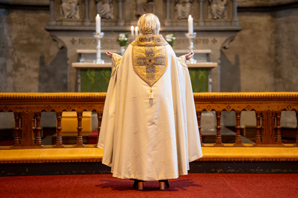 Krossen på ryggen er inspirert av keltiske krossar langs kysten av Vestlandet. Foto: Gyrid Cecilie Nygaard