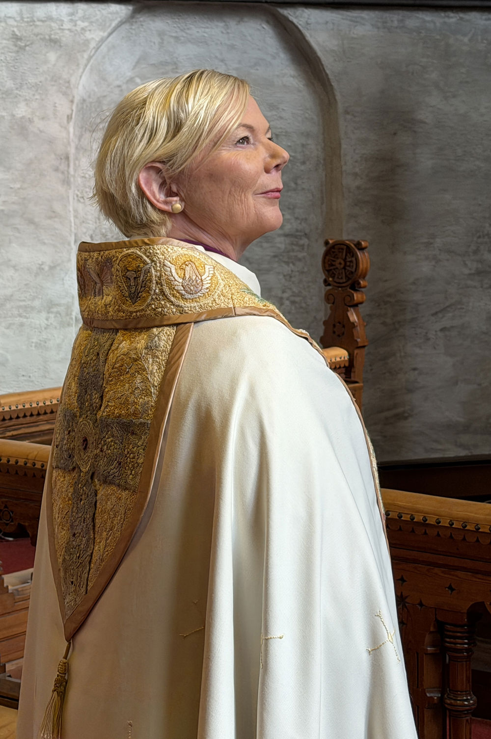 Biskop Ragnhild Jepsen med bispekåpe 2026 i Bergen domkirke. Foto Jens Z. Meyer