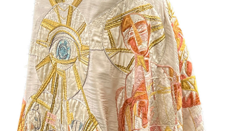 Utsnitt av bispekåpa. Den var ei gåve frå O. Kavli og Knut Kavli's almennyttige fond 1985. Utforming: Sigurd Winge 1963, utført på Statens lærerhøyskole i forming, Oslo.