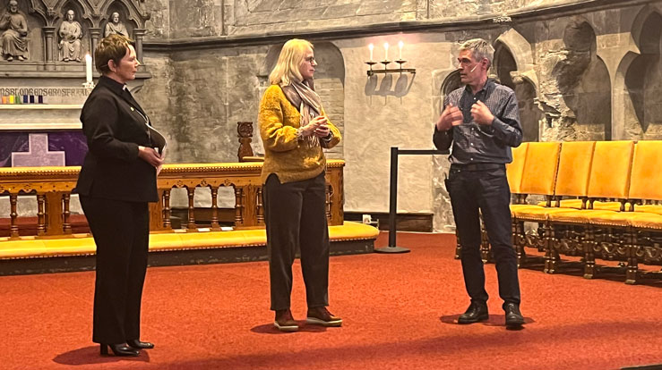 Kari Elster Moen (i midten) og Geir Sverre Braut var gjester hos biskopen på temakveld om bioteknologi og fosterdiagnostikk i lys av verdien miskunn.  Foto: Torfinn Wang