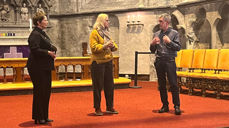 Kari Elster Moen (i midten) og Geir Sverre Braut var gjester hos biskopen på temakveld om bioteknologi og fosterdiagnostikk i lys av verdien miskunn. Foto: Torfinn Wang