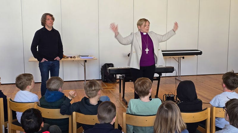 Biskop Ragnhild dirigerer Collegium vocale gutter på visitasen i Fridalen i år. Foto: Tore Skjæveland