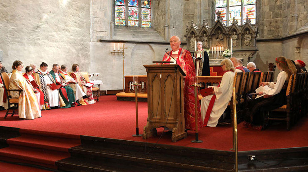 Biskop Jan Otto Myrseth les tekst under vigslingsgudstenesta til biskop Ragnhild Jepsen. Foto: Jens Z. Meyer