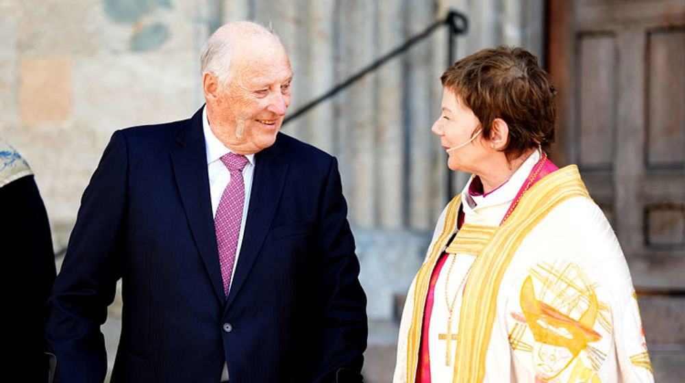 H.M.Kong Harald og biskop Ragnhild Jepsen etter vigslingsgudstenesta 16. april 2023. Foto: Gyrid C. Nygaard