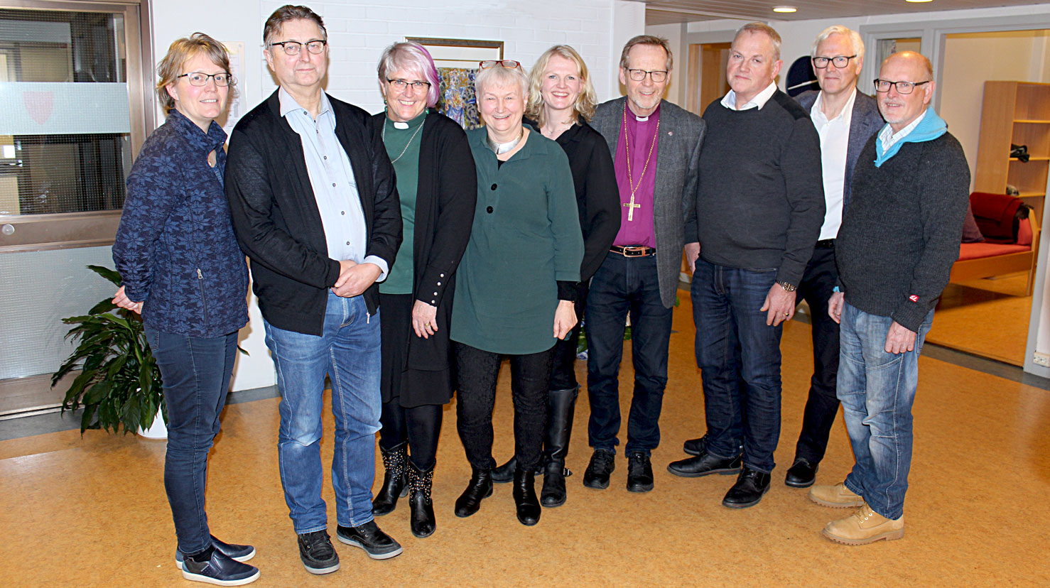 Bispedømerådet i Bjørgvin samla til første møte. Frå venstre: Turid Fjose, Vemund Atle Øiestad (leiar), Astrid Fylling, Oddny Miljeteig (nestleiar), Kjersti Gautestad Norheim, biskop Halvor Nordhaug, Per Hilleren, Karl Johan Kirkebø og Stein Oltedal. Nora Sætre Baartveit var ikkje til stades då biletet vart teke.