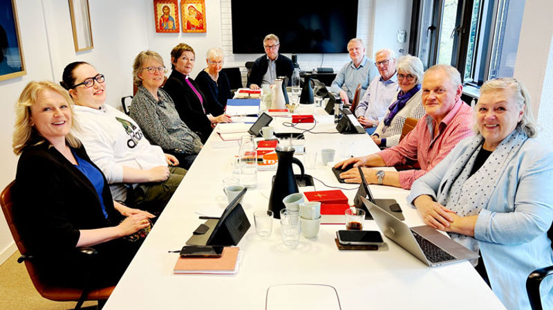 Bispedømerådet i Bjørgvin samla til første møte etter at Ragnhild Jepsen vart biskop. Frå venstre: Kjersti Gautestad Norheim, Nora Sætre Baartveit, Turid Fjose, biskop Ragnhild Jepsen, Oddny Miljeteig (nestleiar), Vemund Atle Øiestad (leiar), Jan Ove Fjelltveit (stiftsdirektør), Karl Johan Kirkebø, Astrid Fylling, Per Hilleren og Sollaug Anita Apeltun Sæle