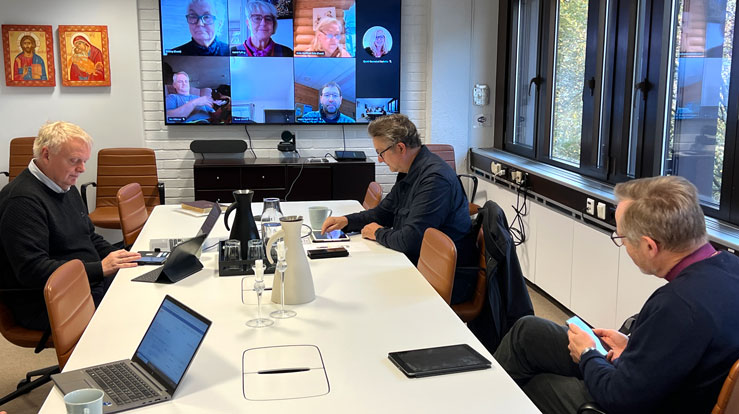 Stiftsdirektøren (t.v.), leiaren i bispedømerådet og biskopen gjer seg klar til "hybrid" møte i Bjørgvin bispedømeråd.