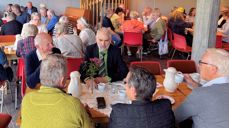 Det var mange gode samtalar då medlemer av bispedømerådet og sokneråda møttest til den første Bjørgvinsamtalen i Jølster 6. september. Foto: Dag Sele