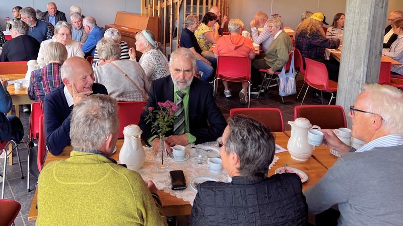 Det var mange gode samtalar då medlemer av bispedømerådet og sokneråda møttest til den første Bjørgvinsamtalen i Jølster 6. september. Foto: Dag Sele