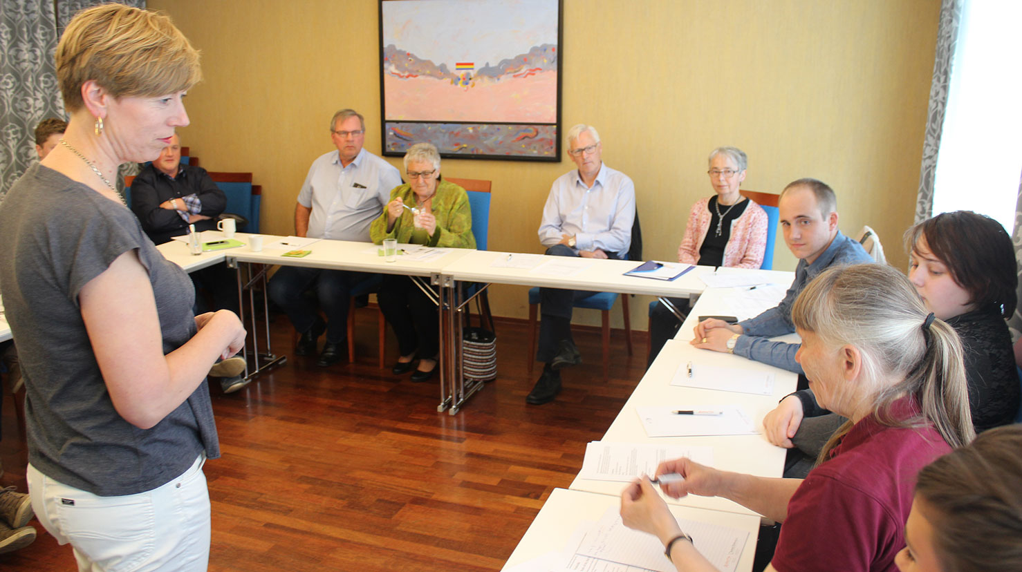 Kandidatane ved bispedømerådsvalet får undervisning om korleis dei kan profilera seg overfor veljarane. Lærar er Siv Thompson frå kommunikasjonsavdelinga i kyrkjerådet.