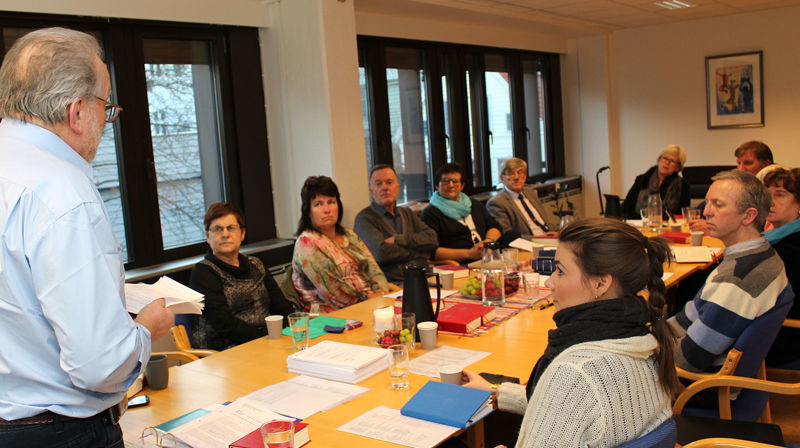 Leiar for valrådet i Bjørgvin, Håkon S. Giil, gav ei innføring i arbeidet før nominasjonskomitéen for leke medlemer sette i gang med arbeidet.