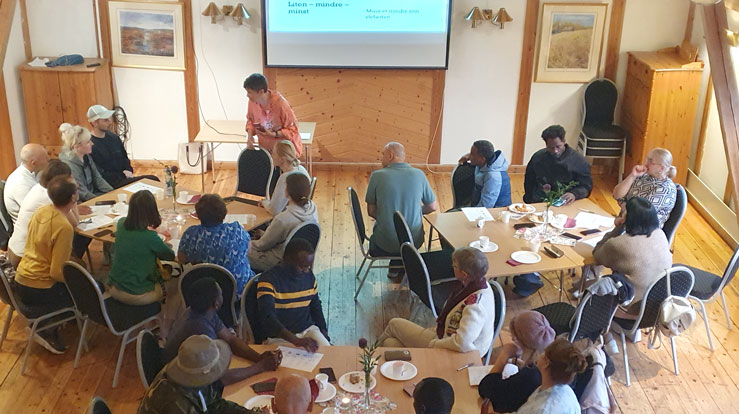 Språkkafe i Meland er eitt av fleire tiltak i integreringsarbeidet til kyrkjelydane i Alver. Foto: Anne Sofie Nergård Uthaug