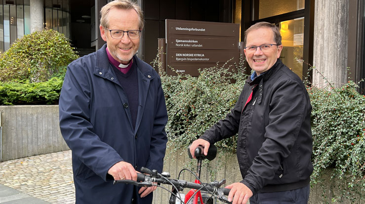 På bildet ser du biskop Halvor Nordhaug og vår Cuba-kontakt, rådgjevar for internasjonal diakoni, Kjell Ove Hatlem. Dei har besøkt landet og har god kontakt med Den lutherske kyrkja på Cuba.