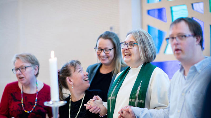 Inkluderingsprest Elisabeth Kristiansen i Borg bispedøme, her på ei gudsteneste for og med alle. Foto: Bo Mathisen / Den norske kyrkja