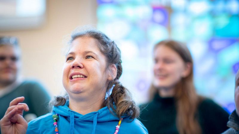 Fellesskap på gudsteneste for og med alle. Foto: Bo Mathisen / Den norske kyrkja