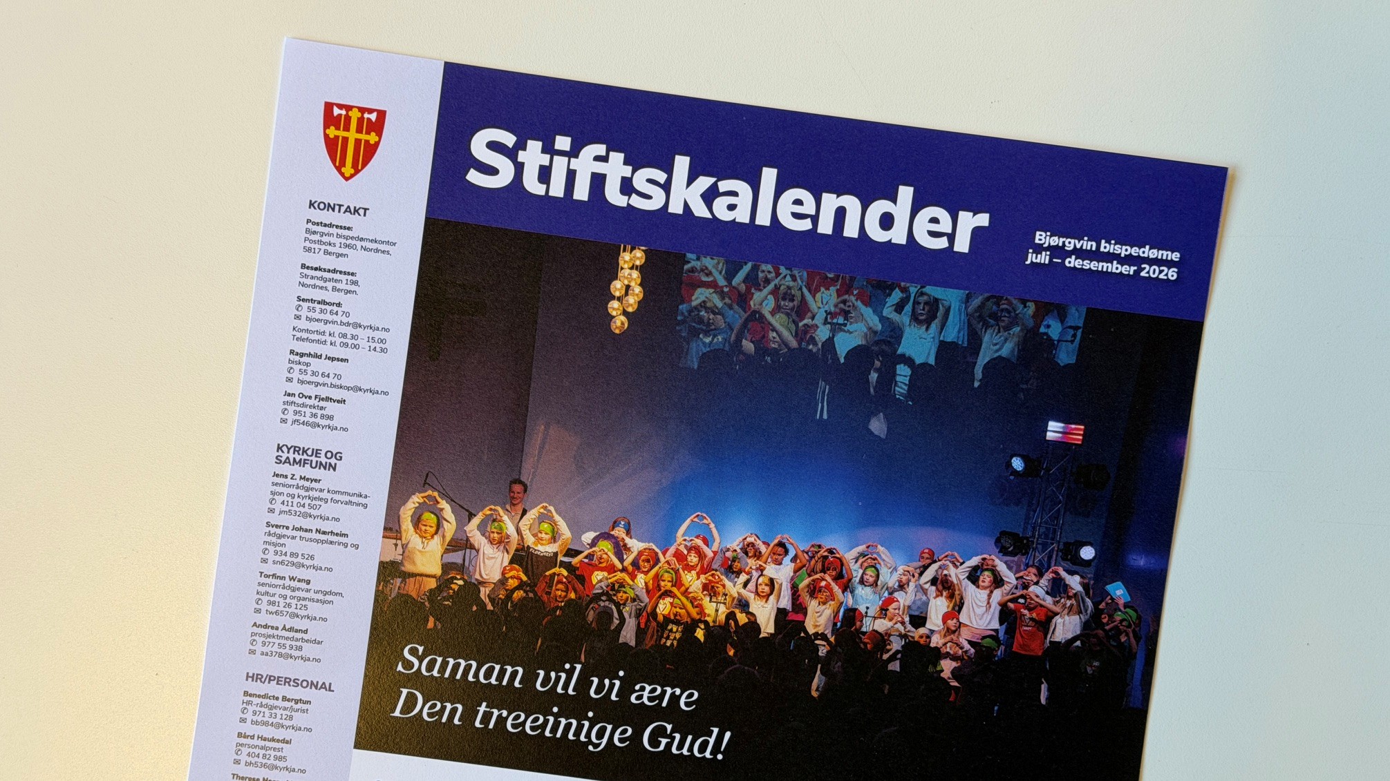Stiftskalenderen for hausten er klar. Den er illustrert med eit foto frå Barnekorfestivalen i Ytrebygda. Foto: Lars Kristian Steen Fluge