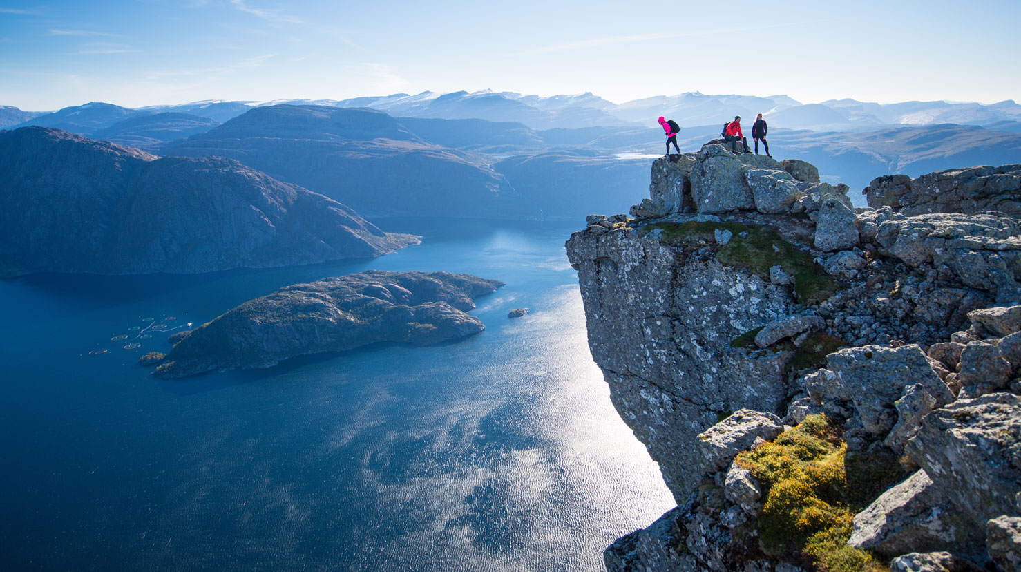 Frå fjellet Hornelen i Bremanger ser ein ut over ein del av sokna som no skal ha ny prest. Foto: Sverre Hjørnevik/Fjord Norge