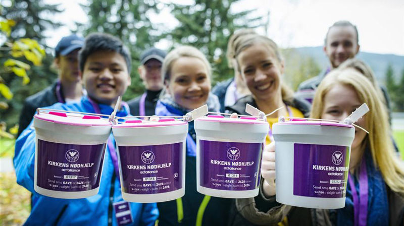 Ta godt imot dei som kjem på døra med bøsser. Foto: KN