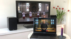 Det skal minst to skjermar til om ein vil ha med seg alt som skjer på TV og nett denne påska.