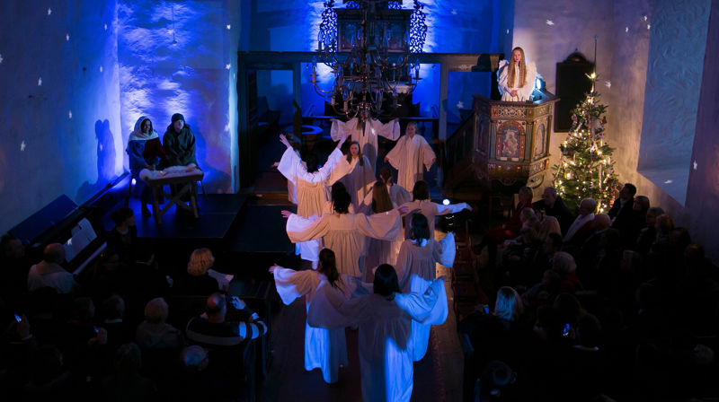 Juleaftangudsteneste/julespel i Leikanger kyrkje. Foto: Matias Askvik