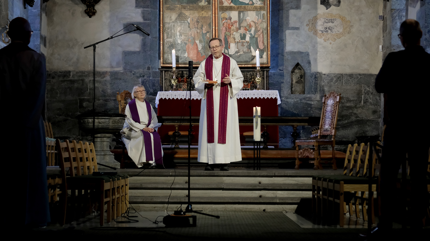 Digitale løysingar prega kyrkja i 2020. Her held biskopen og sokneprest Signe Sandberg andakt i Mariakirken. Foto: Bjørn Olav Hammerstad